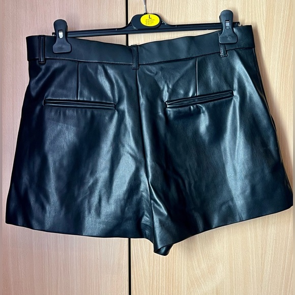 Zara black faux leather shorts size UK XL - Picture 4 of 4